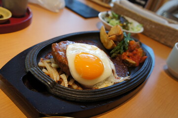 おいしいランチ。ハンバーグ定食でした。