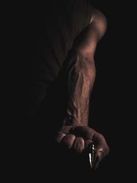 Brazo con venas y amuleto 