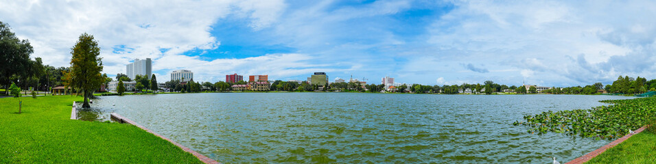 Naklejka premium Swan in Lake Morton at city center of lakeland Florida