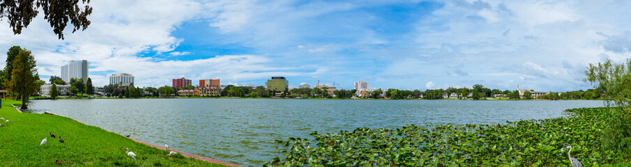 Obraz premium Lake Morton at city center of lakeland Florida