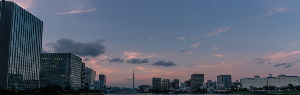 佃島からみた隅田川越しの東京スカイツリー