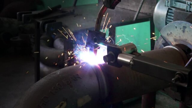 Slow motion image of the welding master