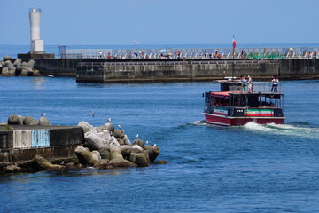 乗客を乗せて出港する熱海港遊覧船