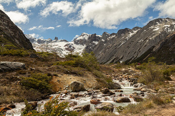 Fototapeta na wymiar Córrego na trilha da Laguna Esmeralda com montanhas e vegetação. Patagônia Argentina