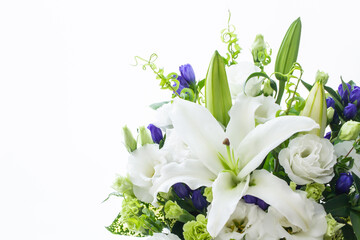白い花　ユリのフラワーアレンジメント