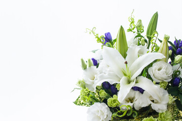 白い花　ユリのフラワーアレンジメント