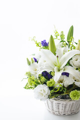 白い花　ユリのフラワーアレンジメント