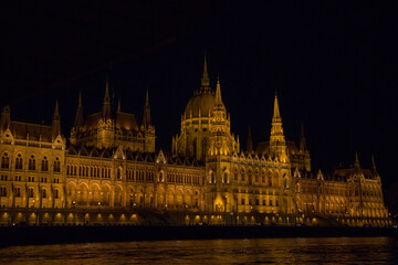 Fototapeta na wymiar View of the building of the Hungarian Parliament in Budapest from a pleasure boat