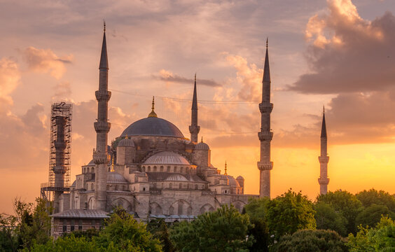 the blue mosque at sunset in istanbul