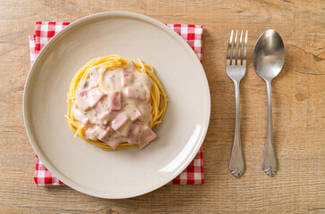 spaghetti white cream sauce with ham