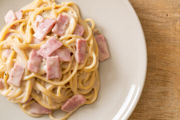 spaghetti white cream sauce with ham