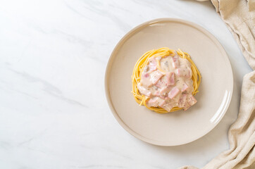 spaghetti white cream sauce with ham