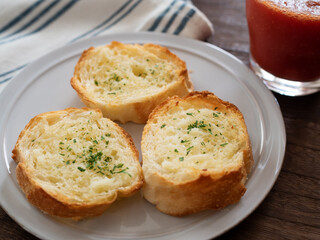 ガーリックトーストとトマトジュース