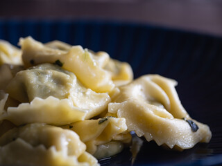 ほうれん草とチーズが入ったラビオリのクローズアップ。