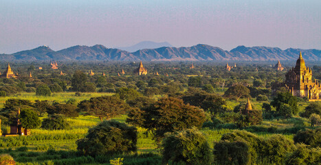 Obraz premium Pagodas and temples of Bagan in Myanmar, formerly Burma, a world heritage site.