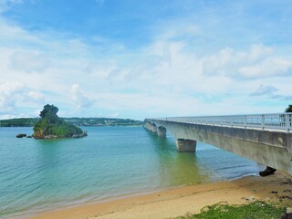 Obraz premium Kouri Bridge in okinawa, JAPAN