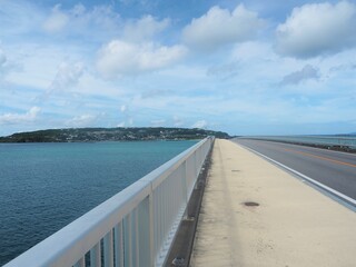 Obraz premium Kouri Bridge in okinawa, JAPAN