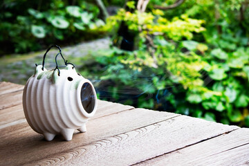 日本の夏の風物詩　蚊取り線香の煙を吐く蚊遣り豚