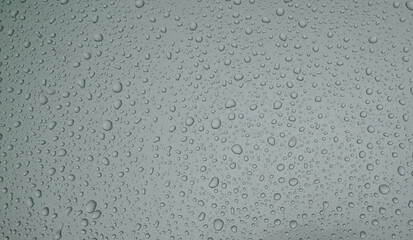 sommeregen auf dem fenster