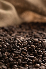 麻袋にたくさんのコーヒー豆