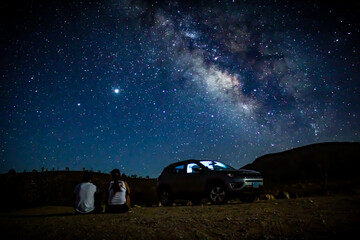 hermoso paisaje de noche viendo las estrellas y galacias 