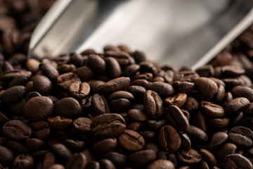 麻の袋にコーヒー豆とスコップ