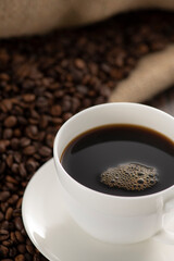 淹れたてのコーヒーとコーヒー豆