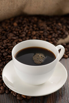 淹れたてのコーヒーとコーヒー豆 © kai