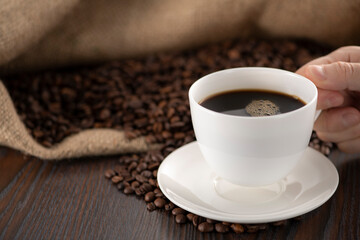 淹れたてのコーヒーとコーヒー豆