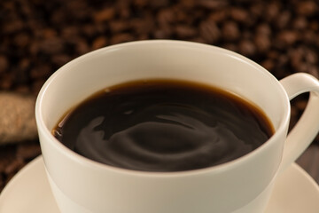 淹れたてのコーヒーとコーヒー豆