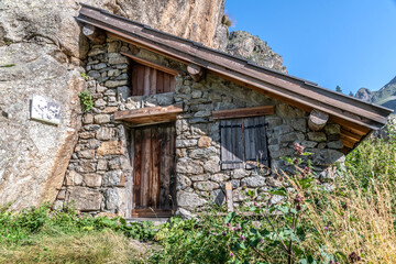 Cabane du film  Belle et Sébastien dans le Parc du Mercantour dans les Alpes