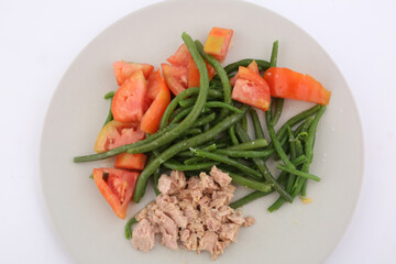green beans tuna tomato