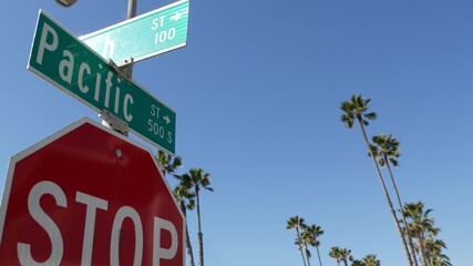Fototapeta premium Pacific street road sign on crossroad, route 101 tourist destination, California, USA. Lettering on intersection signpost, symbol of summertime travel and vacations.Signboard in city near Los Angeles