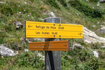 panneau indicateur sur chemin de randonnée GR