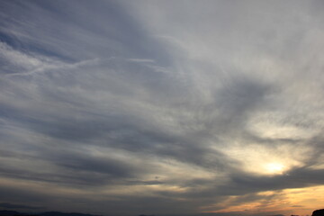 Fototapeta na wymiar 雲の多い夕方の空