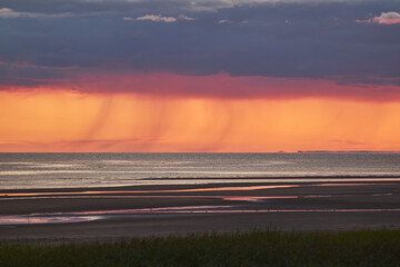 Obraz premium Sunset on the shore of the White Sea.