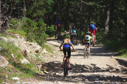 Groupe d'ados et de jeune &agrave; VTT v&eacute;lo tout terrain