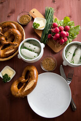 Münchener Weißwurst in Terrine mit bayrischer süßen Senf, Brezel, Radieschen, Schnittlauch und...