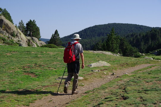 Randonneur en montagne sur sentier qui marche avec sac &agrave; dos dans les Pyr&eacute;n&eacute;es