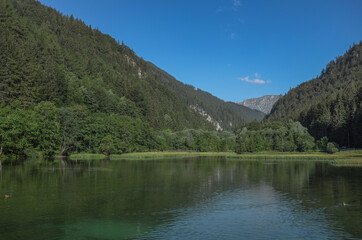 Fototapeta na wymiar Beautiful turquoise lake in Austrian mountains