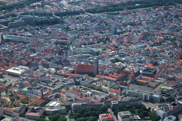 Fototapeta na wymiar München mit der Frauenkirche und dem Marienplatz von oben 5.7.2020