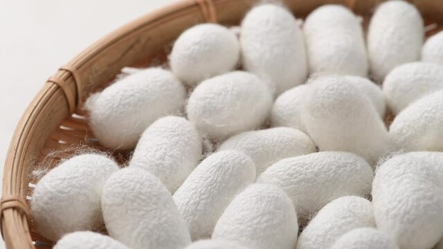 竹の笊にたくさんの繭玉