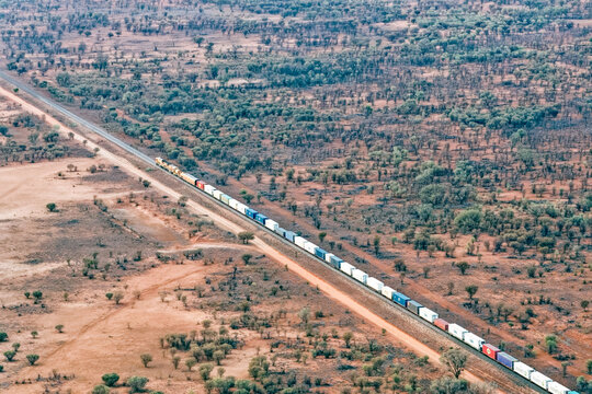 Luftaufnahme von The Ghan Train von Adelaide &uuml;ber Alice Springs nach Darwin im Northern Territory von Australien