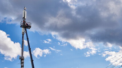 Obraz premium Service service to the cellular tower. color