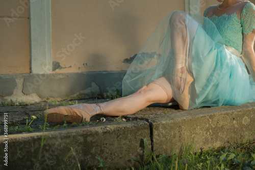 universitetsstuderende bestøve Alcatraz Island Beautiful Graceful Young Ballerina In Pointe Shoes And Blue Dress Sitting  On The Pavement No Face Female Feet Legs Stretching Indoors Toes  Professional Arts Ballet Practice And Stretching Wall Mural-Iryna