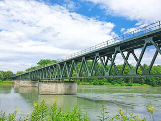 Eisenbahnbrücke über den Fluss