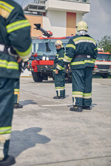 Obraz premium Men going to the red fire truck in the outdoors