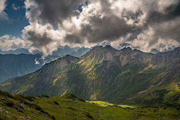 Fototapeta na wymiar Alpen Berge Wandern Österreich 2020 Oberstdorf