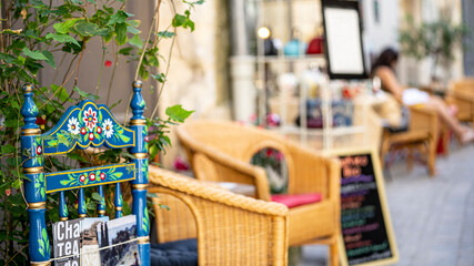 Strassencafé in der Altstadt von Sommières, Frankreich