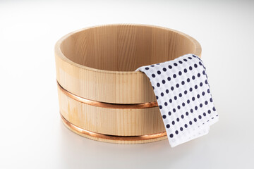 木製の風呂桶と手拭い © kai